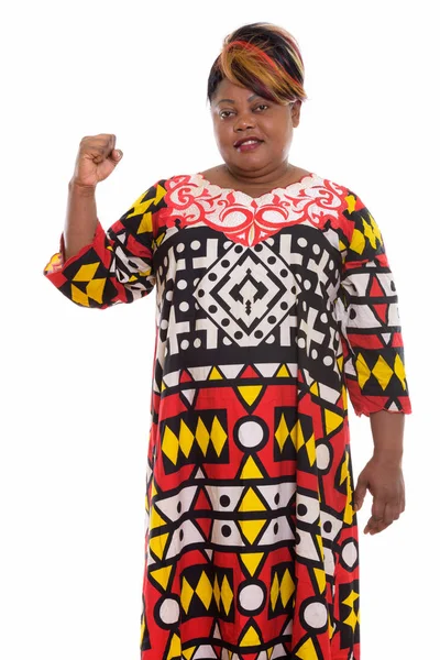 Strzał studio szczęśliwy tłuszczu czarny African kobieta uśmiechając się i stojącą — Zdjęcie stockowe