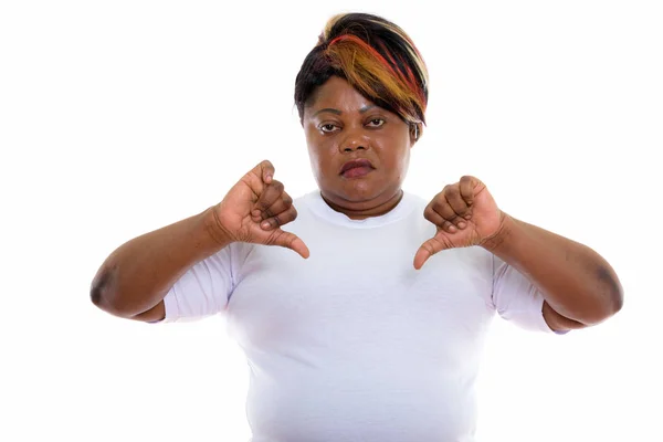 Studio colpo di grasso nero africano donna dando pollici verso il basso pronto — Foto Stock