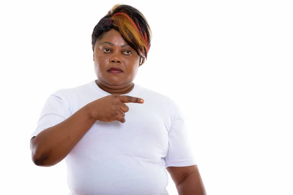 Studio colpo di grasso nero africano donna indicando il lato whil — Foto Stock