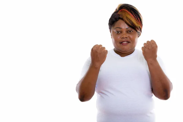 Studio shot van gelukkig dikke zwarte Afrikaanse vrouw die lacht met zowel een — Stockfoto