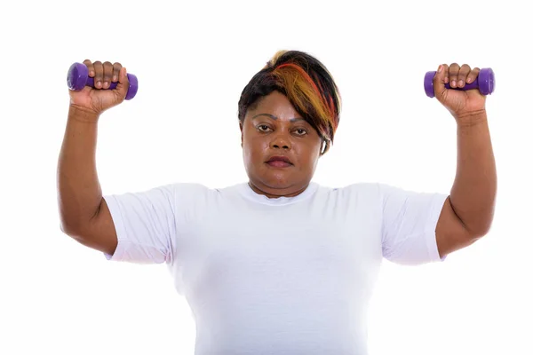 Studio colpo di grasso nero africano donna con entrambi i manubri sollevare — Foto Stock