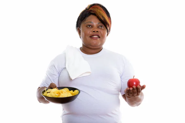 Studio colpo di felice grasso nero africano donna sorridente e pensante — Foto Stock