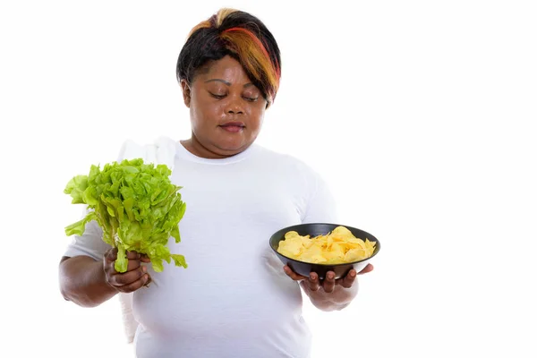 Studio colpo di grasso nero africano donna holding lattuga e looki — Foto Stock