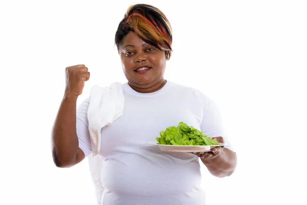 Strzał studio szczęśliwy tłuszczu czarny African kobieta uśmiechając się i patrząc — Zdjęcie stockowe