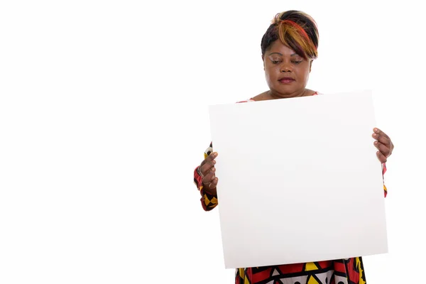 Студія постріл жир чорний африканських Жінка тримає і дивлячись на em — стокове фото