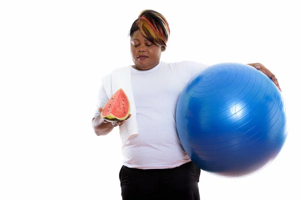 Studio colpo di grasso nero africano donna holding esercizio palla e — Foto Stock