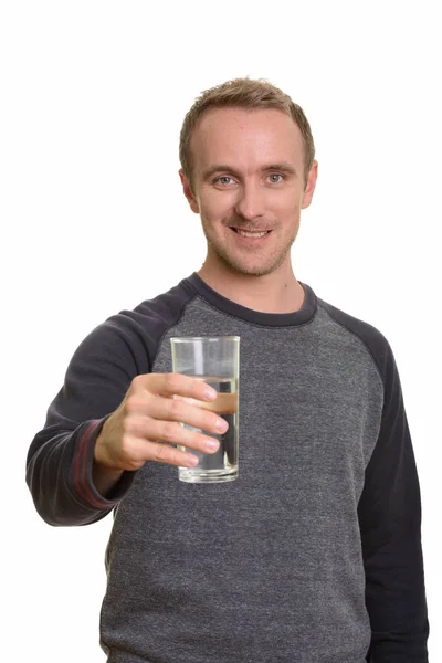 Glad vacker vit man som ger ett glas vatten — Stockfoto