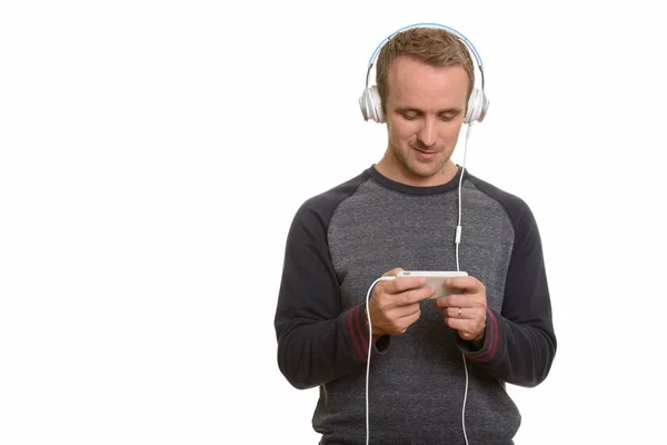 Feliz hombre caucásico guapo escuchando música —  Fotos de Stock