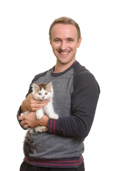 귀여운 고양이를 안고 있는 행복 한 백인잘생긴 남자 — 스톡 사진