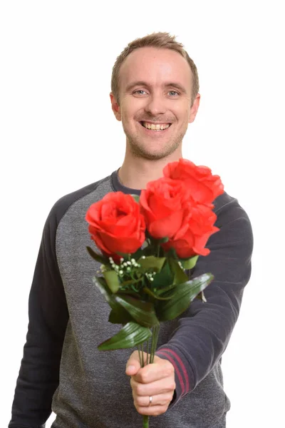 Happy tampan Kaukasia pria memberikan mawar merah siap untuk Valentin — Stok Foto