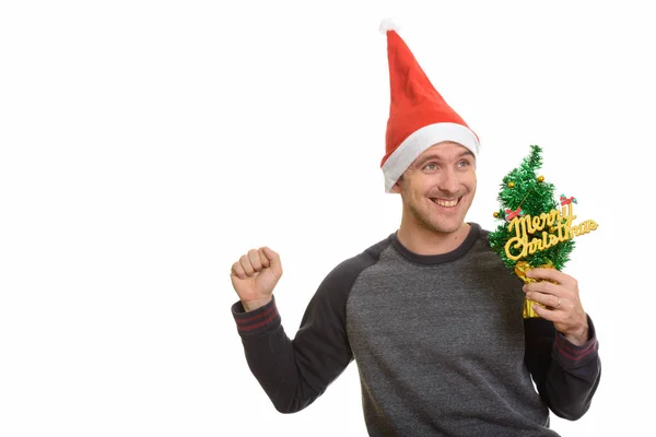 Счастливый белый мужчина с рождественской ёлкой в руках. — стоковое фото