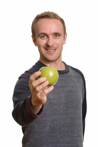 Szczęśliwy przystojny biały mężczyzna daje zielone jabłko — Zdjęcie stockowe