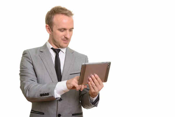 Guapo caucásico hombre de negocios utilizando tableta digital — Foto de Stock