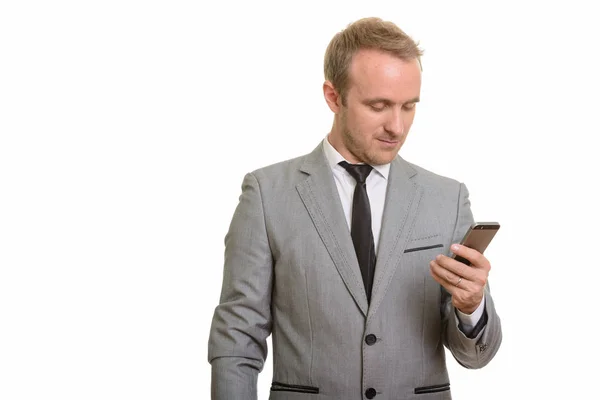Przystojny biznesmen kaukaski trzymając telefon komórkowy — Zdjęcie stockowe