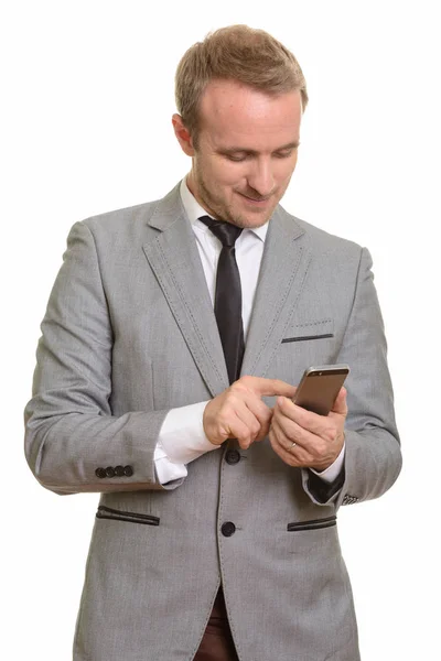 Felice uomo d'affari caucasico utilizzando il telefono cellulare — Foto Stock