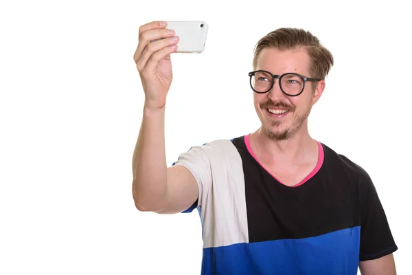 Jong gelukkig Kaukasische man het nemen van selfie met mobiele telefoon — Stockfoto