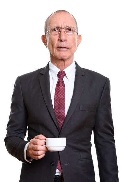 Estudio de toma de hombre de negocios senior sosteniendo taza de café — Foto de Stock