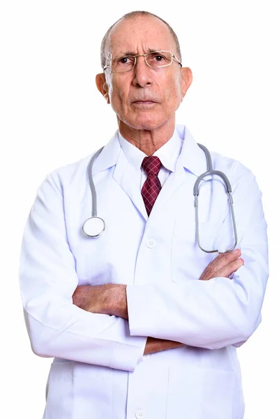 Studio colpo di anziano uomo medico con le braccia incrociate — Foto Stock
