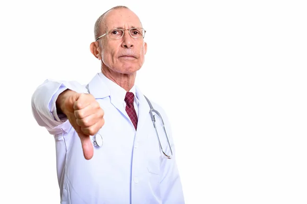 Studio ujęcie starszego lekarza dającego kciuk w dół — Zdjęcie stockowe
