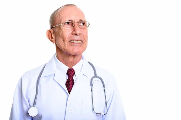 Studio colpo di felice anziano uomo medico sorridente mentre si pensa — Foto Stock