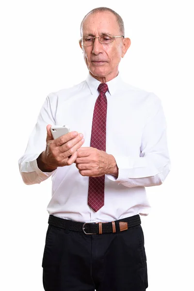 Студійний знімок старшого бізнесмена за допомогою мобільного телефону — стокове фото