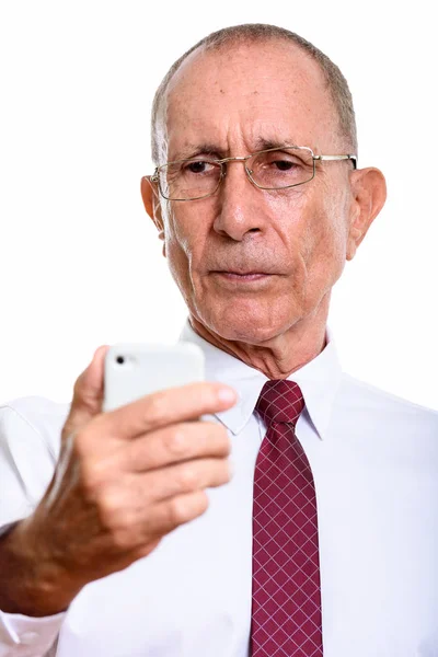 Cara del hombre de negocios mayor sosteniendo el teléfono móvil — Foto de Stock