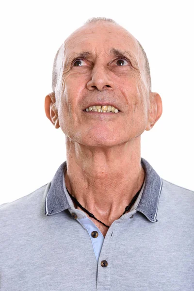 Gesicht eines glücklichen Seniors, der beim Nachdenken lächelt — Stockfoto