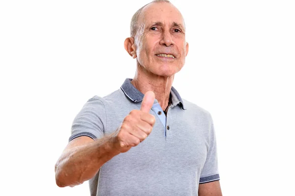 Estúdio tiro de homem sênior feliz sorrindo enquanto dá o polegar para cima — Fotografia de Stock