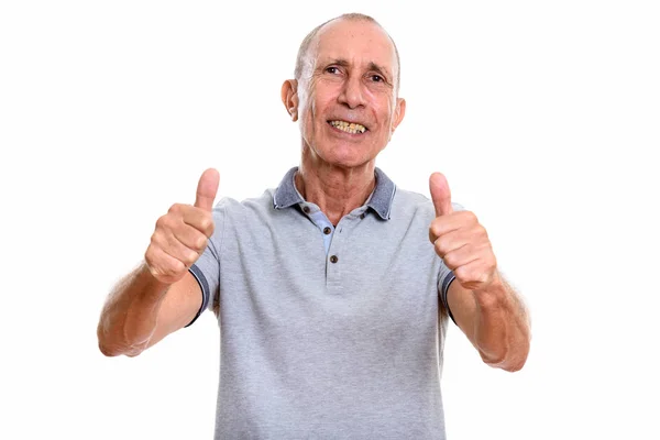 Estudio de tiro de feliz hombre mayor sonriendo y dando pulgares hacia arriba —  Fotos de Stock