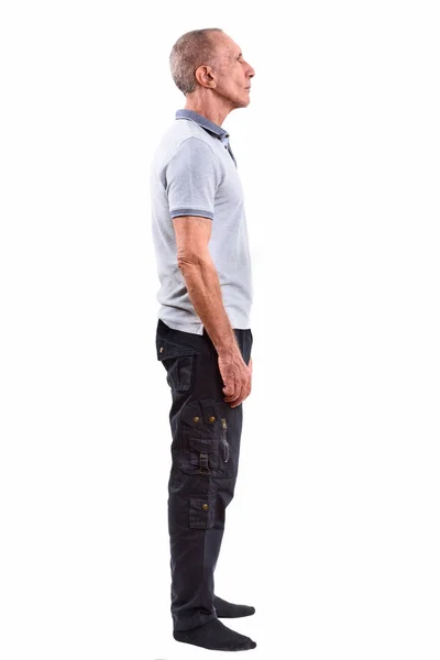 Profilo vista di full body shot di anziano uomo in piedi — Foto Stock