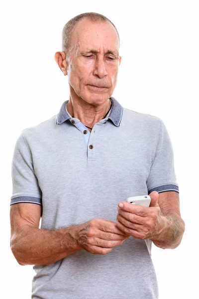 Студійний знімок старшого чоловіка за допомогою мобільного телефону — стокове фото