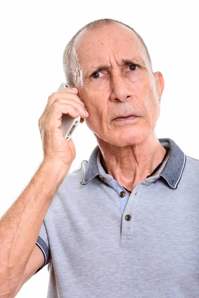 Face of angry senior man talking on mobile phone — Stock Photo, Image