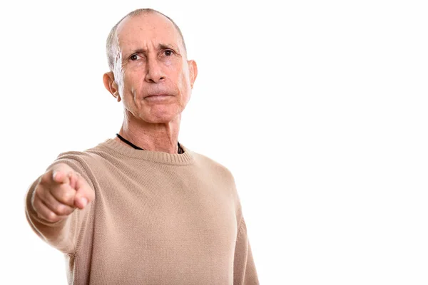 Studioaufnahme eines wütenden Seniors, der mit dem Finger auf die Kamera zeigt — Stockfoto
