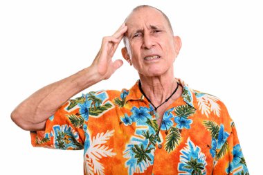 Stüdyo fotoğrafı, yorgun yaşlı adamın baş ağrısı.