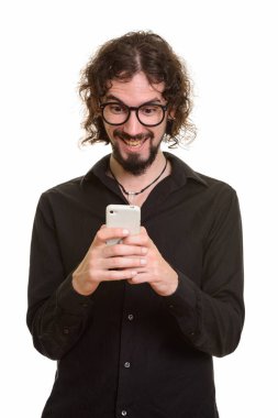 Mutlu yakışıklı beyaz adam cep telefonu kullanırken gülüyor. 