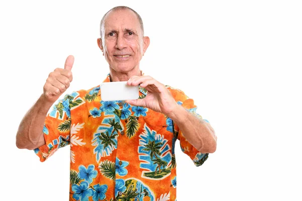 Feliz hombre mayor sonriendo mientras toma una foto con el teléfono móvil — Foto de Stock