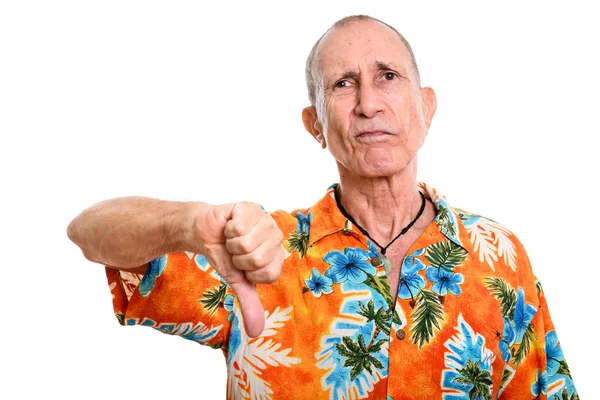 Студійний знімок старшого чоловіка, що дає великий палець вниз — стокове фото