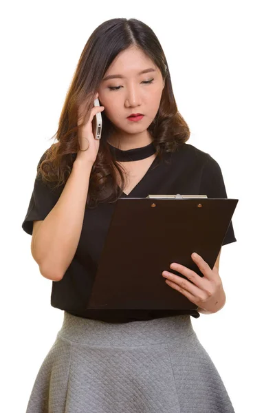 Joven hermosa mujer de negocios asiática hablando por teléfono móvil whil —  Fotos de Stock