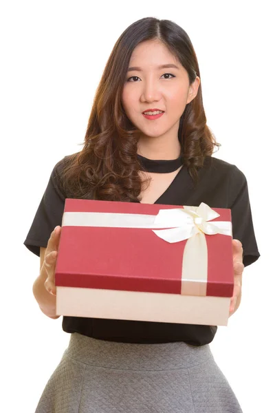 Joven feliz mujer de negocios asiática dando caja de regalo listo para Valent —  Fotos de Stock