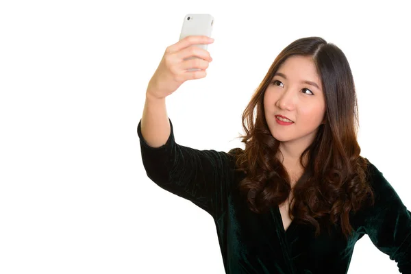 Молодая счастливая азиатка делает селфи с мобильного телефона — стоковое фото
