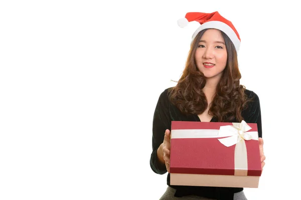 若いです幸せなアジアの女性与えるギフトボックス準備のためにクリスマス — ストック写真