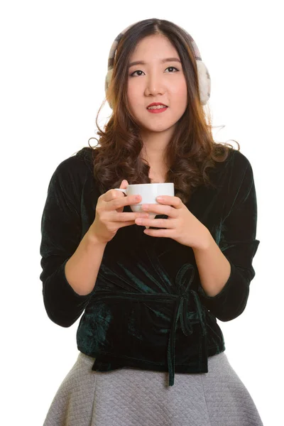 Joven feliz mujer asiática beber café mientras piensa —  Fotos de Stock