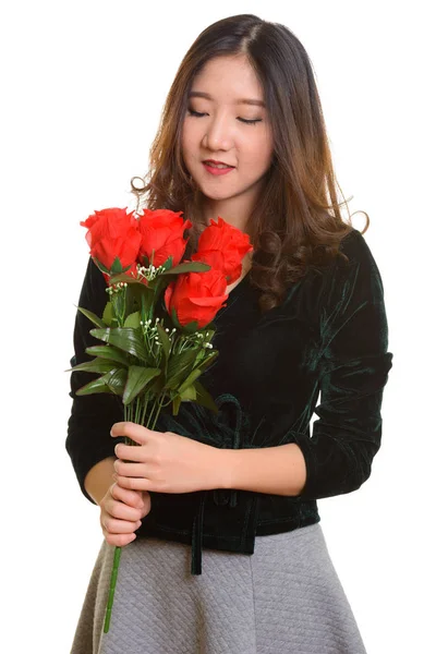 Joven mujer asiática feliz sosteniendo rosas rojas listo para San Valentín —  Fotos de Stock