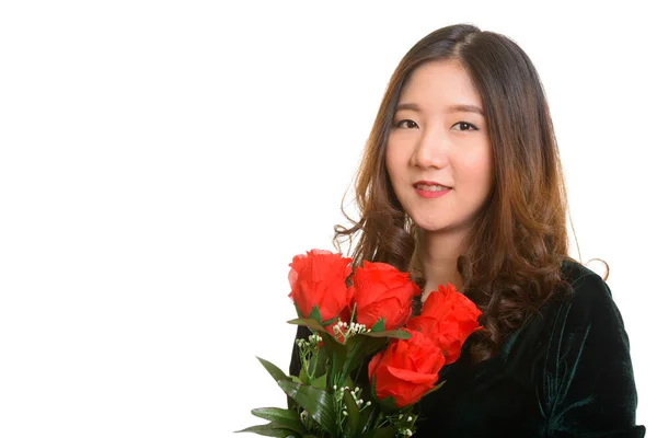 Młoda kobieta azjatyckich szczęśliwy gospodarstwie czerwone róże gotowy na Walentynki — Zdjęcie stockowe