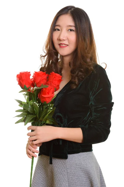 Молода жінка щаслива азіатських холдингу червоні троянди, автозаправки Валентина — стокове фото