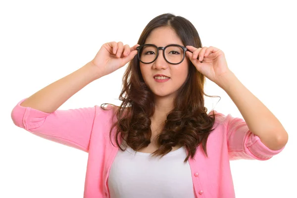 Jovem mulher asiática feliz com as mãos em óculos — Fotografia de Stock