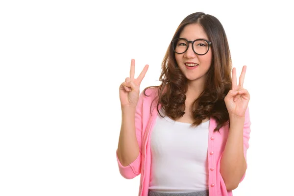 年轻快乐的亚洲女人给出和平的信号 — 图库照片