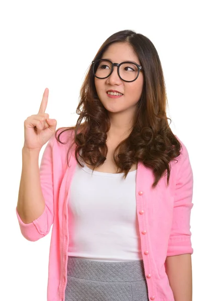 若い幸せなアジアの女性が指を指して考えている間 — ストック写真