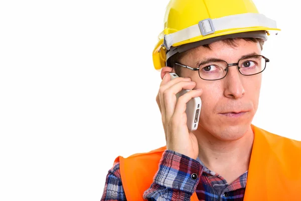 Primer plano del hombre reflexivo trabajador de la construcción hablando en el móvil —  Fotos de Stock