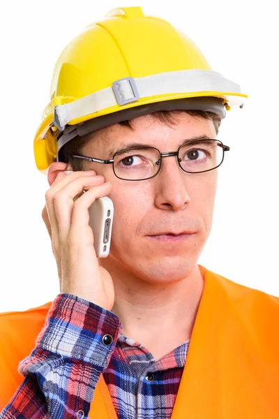 Cara de hombre reflexivo trabajador de la construcción hablando en pho móvil —  Fotos de Stock